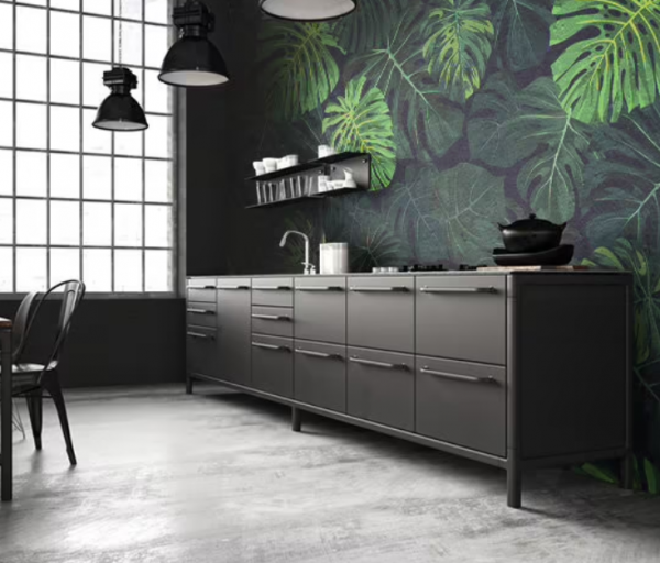 Dinding dengan wallpaper motif daun tropis